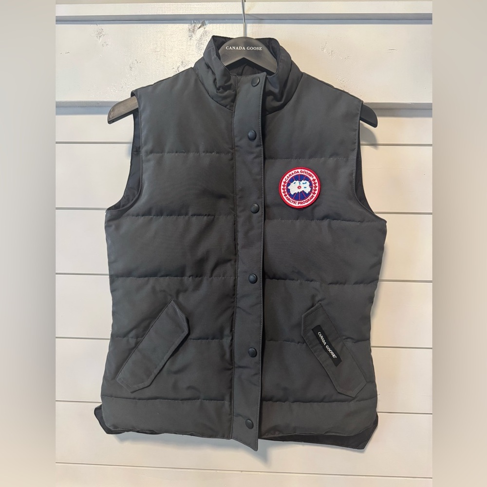 SOLD
AUTHENTIC Canada Goose Gray Puffer Vest